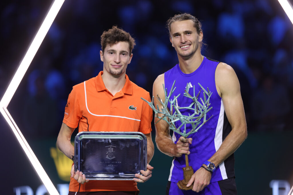 Ugo Humbert, finaliste, à côté d'Alexander Zverev, vainqueur du tournoi. 